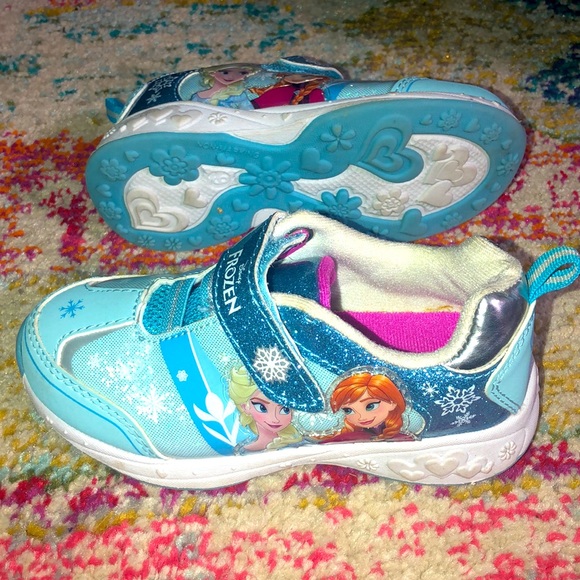 Frozen shoes - Picture 2 of 2